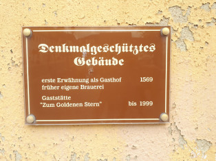 Geschichtstafel an Fassade