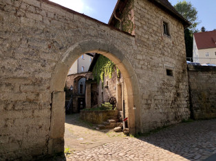 Areal Bienermühle - Sandsteinbogen mit Alter Vogtei