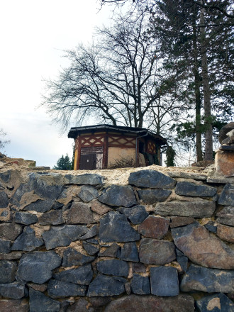 Historischer Gartenpavillon und Einfriedungsmauer