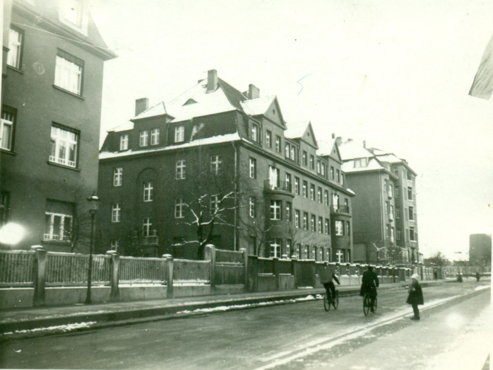 Hausansicht mit ehemaligen Nachbargebäuden ca. 1930