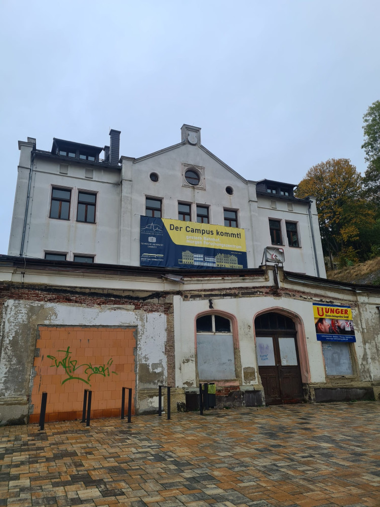 Empangsgebäude mit Mittelresalit vom Bahnhofsplatz aus