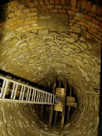 innenliegender Brunnen