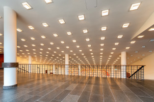 Foyer, Blick von der Empore mit Audimax-Untersicht und Wandbild „Sozialistische Gesellschaft“ von Siegfried Terber und Werner Wagner, 2023