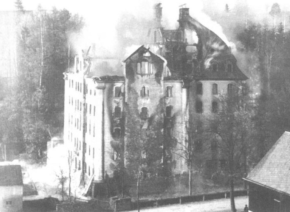 Durch Brand zerstörte ehemalige Spinnmühle (Repro eines Fotos aus dem Nachlass von Dr. Walter Hentschel in den wissenschaftlichen Sammlungen des LfD Sachsen)