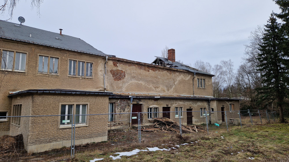 Seitenansicht mit eingestürztem Dach, Stand 2025