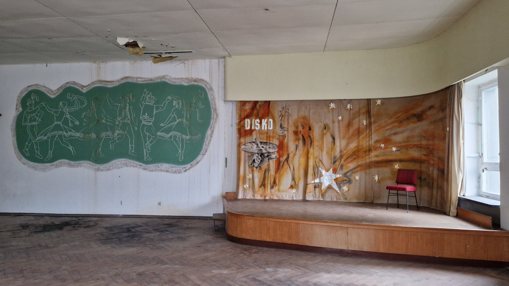 Wandbild mit Tänzer:innen in folkloristischer Tracht im kleinen Saal im Vordergebäude, Stand 2025