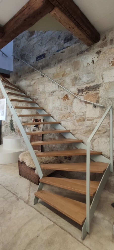 Moderne Treppe vor Bruchsteinwand