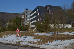 Ehem. Ferienheim der Akademie der Wissenschaften; später "Waldhotel Sachsenstern" (Stand 2025)