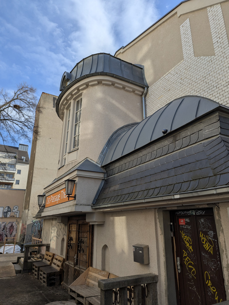 Kuppelförmiger Eingangsbereich / Heute Ost-Passage Theater