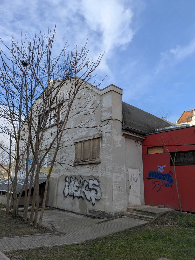 Gebäuderückseite mit historischer gewölbter Decke und Einschiebung im Erdgeschoss