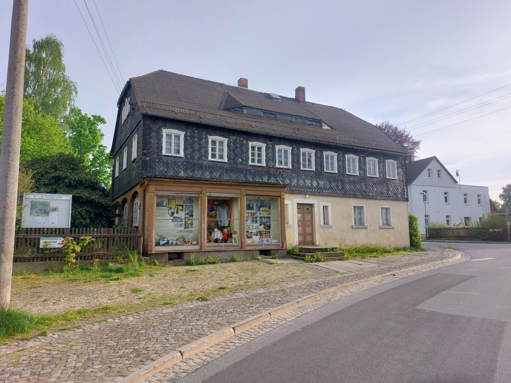 Front-Ansicht mit Schaufenstern