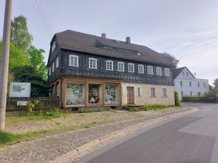 Front-Ansicht mit Schaufenstern