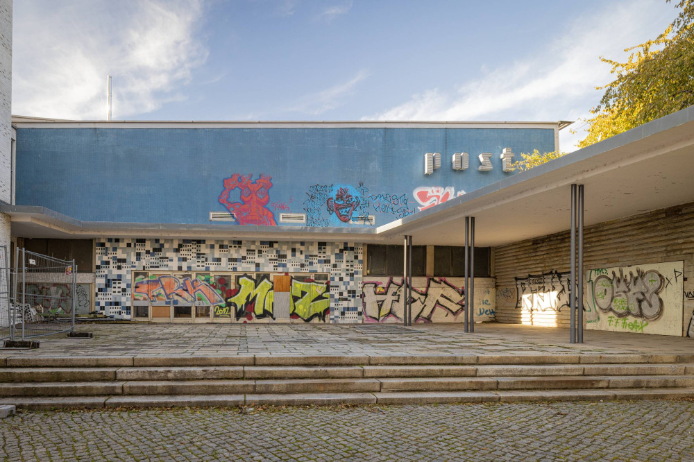 Schalterhalle mit gestaltetem Außenbereich als Nebenanlage, 2021