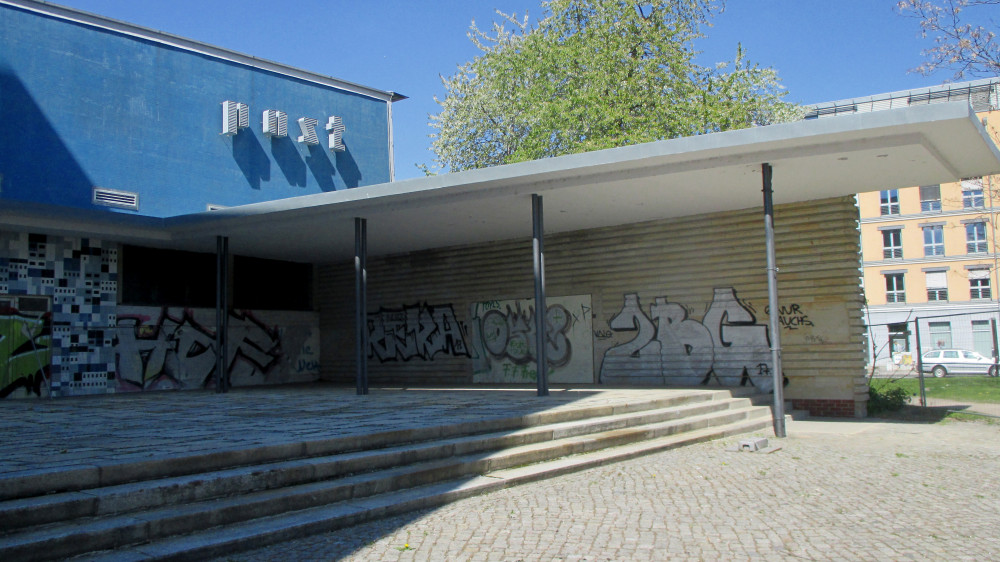 Schalterhalle mit gestaltetem Außenbereich als Nebenanlage, 2019