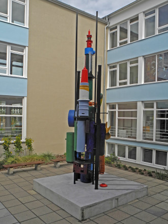 Bauplastik „Zwei Tonnen Schrott“ (genannt "Rakete") im Innenhof, 2018