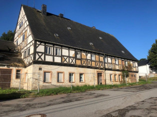 Vorderseite des Gebäudes und Giebel links, August 2025