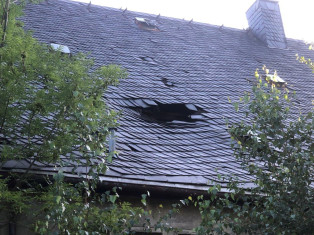 Mittige Dachrückseite mit Schadstelle, August 2025