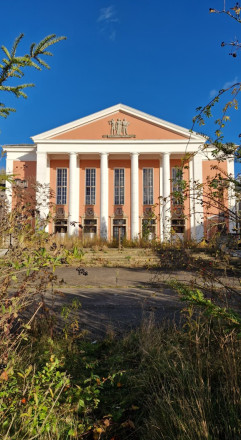 Hauptportal Kulturpalast des VEB Maxhütte Unterwellenborn, Stand: Nov 2025