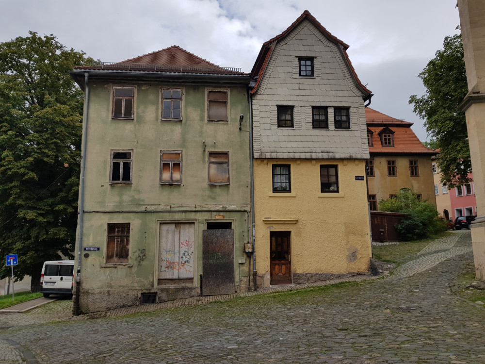 Seitenansicht und Nachbarhaus
