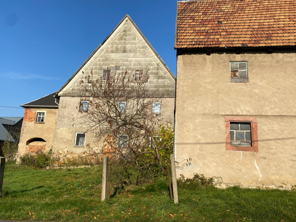 Straßenansicht von Auszugshaus, Wohnhausgiebel und Backofen