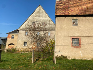 Straßenansicht von Auszugshaus, Wohnhausgiebel und Backofen