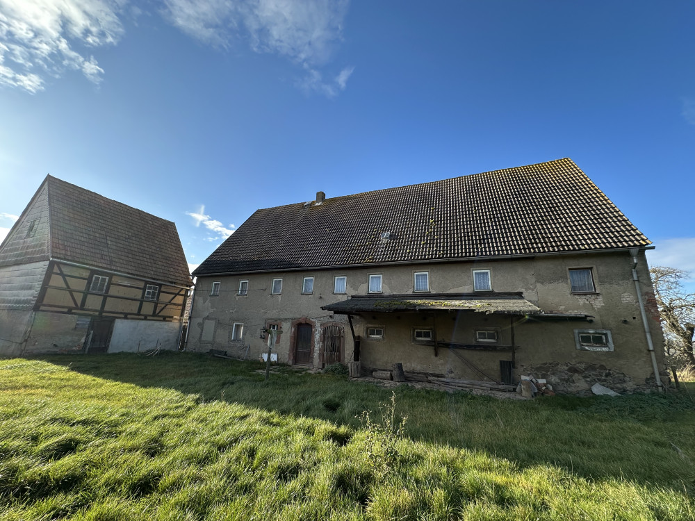 Hofansicht auf Wohnstallhaus und Auszugshaus