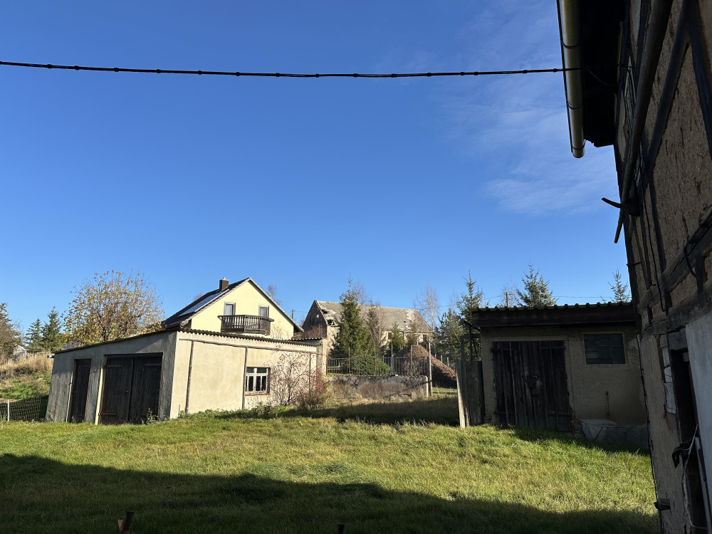 andere Hofseite mit unterkellerten Schuppen rechts und links der großen Garage