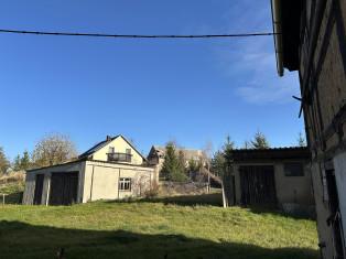 andere Hofseite mit unterkellerten Schuppen rechts und links der großen Garage