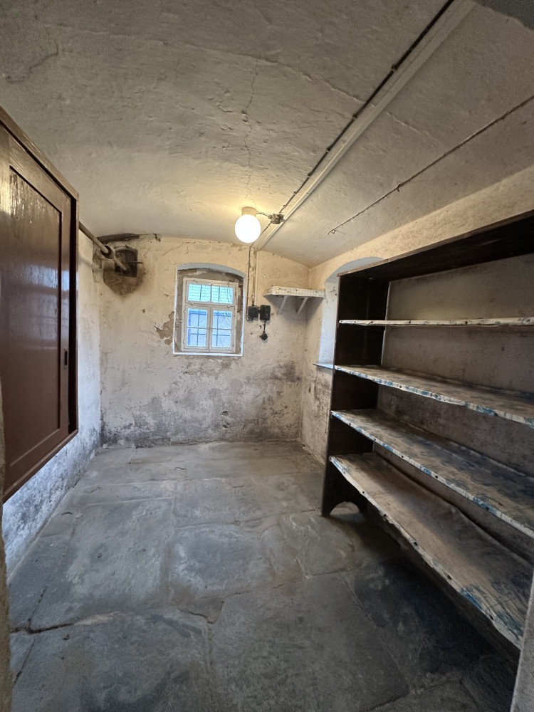 Gewölbe oder Vorratskammer mit Zugang aus der Bauernküche