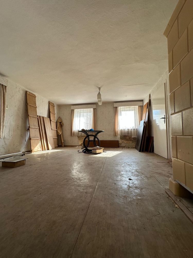 große Stube mit 2 Fenstern zur Straße und 2 Fenstern zum Hof, sowie Zugang über Flur und kleiner Bauernstube