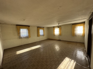 große Kammer, in der nach dem Krieg Flüchtlinge aus Schlesien wohnten mit Fenstern zum Hof und zur Straße