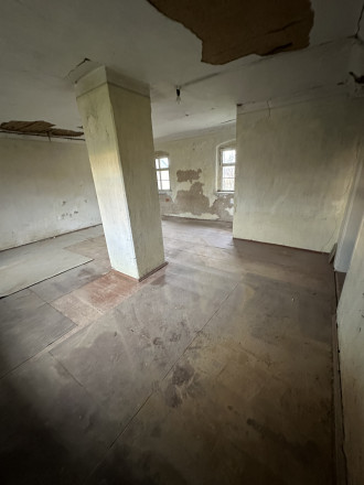 Kammer über ehemaligen Backofen mit Schornstein mittig vom Raum - Fenster zur beiden Seiten des Anbaus