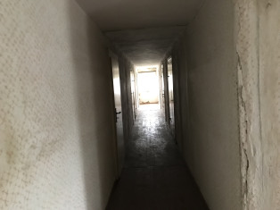 Flur im Obergeschoss mit Türen zu 7 kleineren und größeren Kammern ehemals für Familienmitglieder, Magd und Knechte