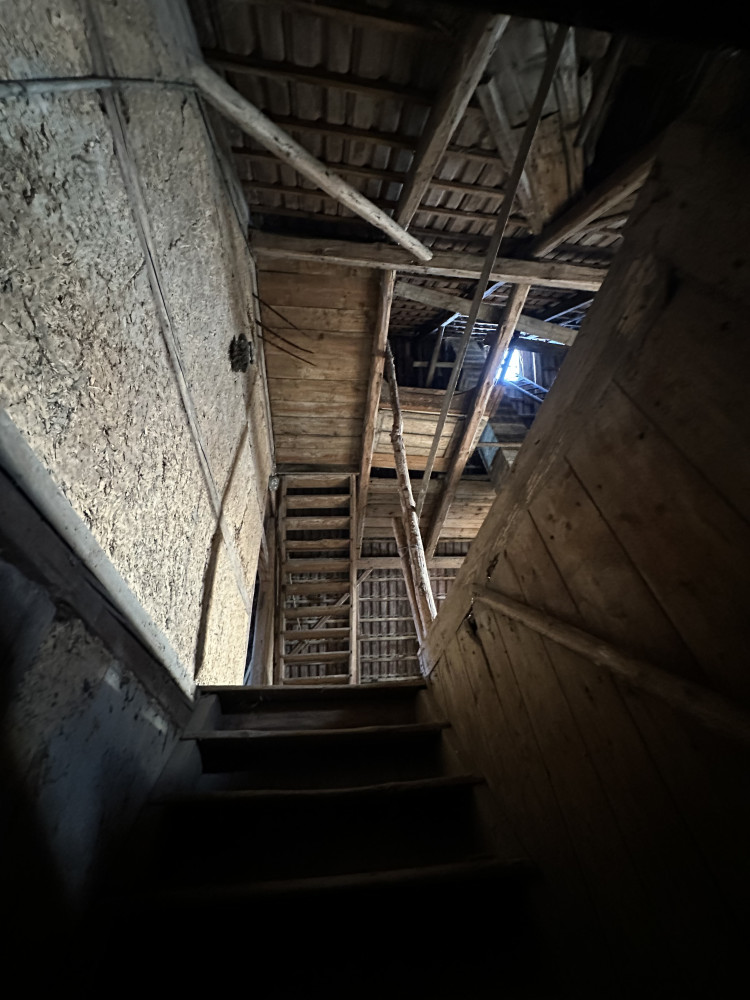Treppenaufgang zum Dachboden mit Blick auf Treppe zum Spitzboden