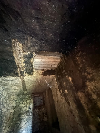 ehemaliger Abzug mit Ruß in Auszugshaus