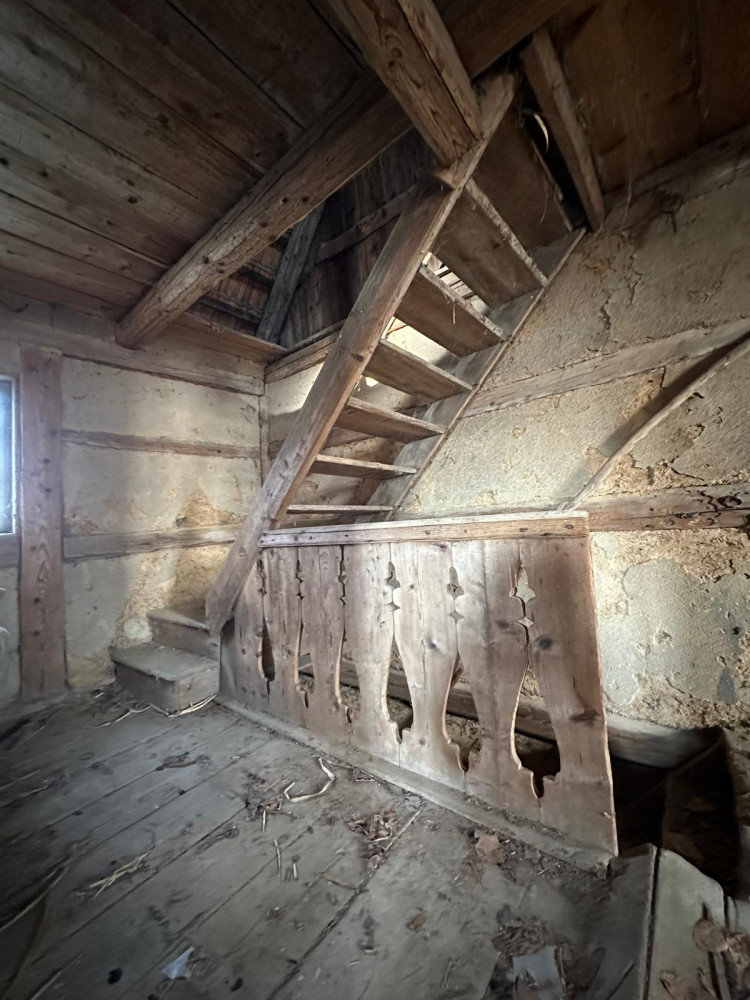 Flur im OG von Auszugshaus mit Treppe zum Dachboden