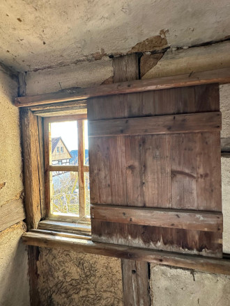 Fenster in kleinerer Kammer im Obergeschoss des Auszugshauses