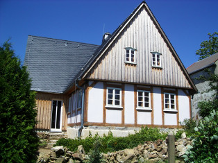 Blick auf Wohnhaus nach Sanierung