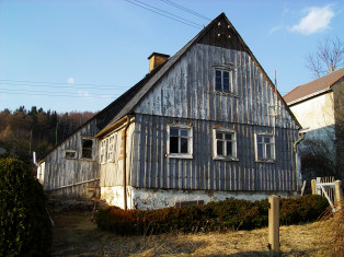 Blick auf Wohnhaus vor Sanierung