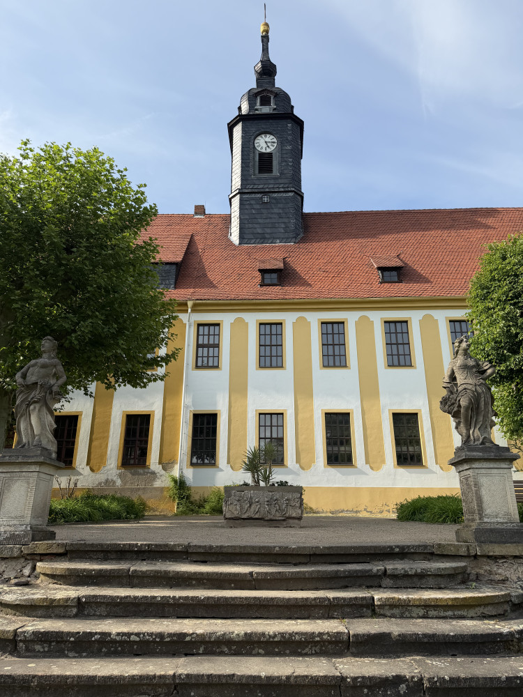 Blick auf die Terasse, Schloss mit Kirche, Treppenaufgang von Kopien barocker Sandsteinskulpuren gesäumt, Südseite