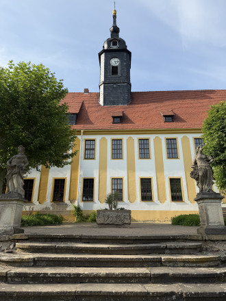 Blick auf die Terasse, Schloss mit Kirche, Treppenaufgang von Kopien barocker Sandsteinskulpuren gesäumt, Südseite