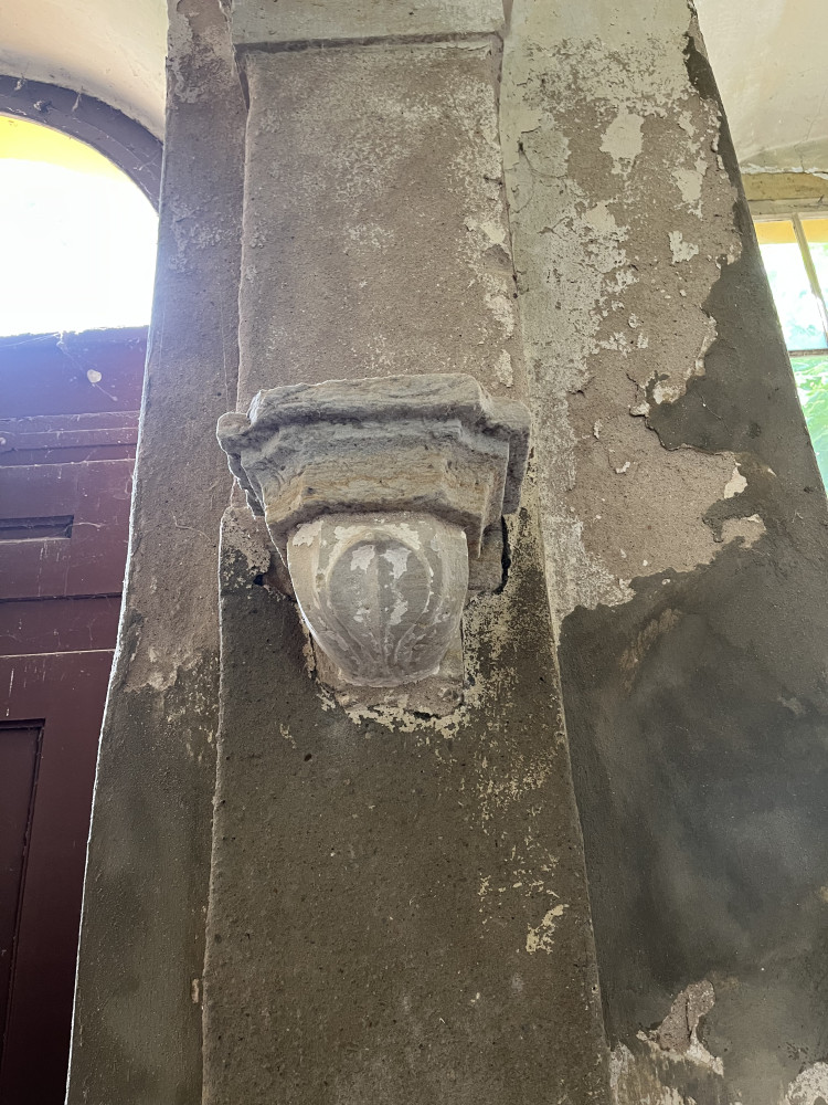 Pilaster mit Wandkonsole (mglw. Figurenkonsole) im Steinsaal, Südseite