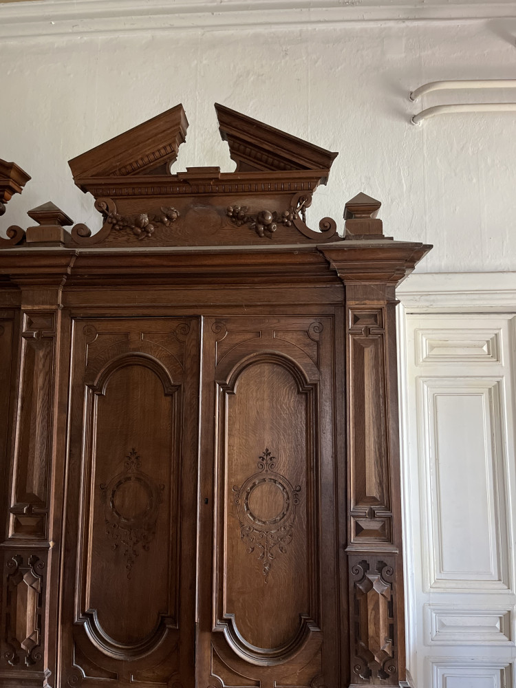 Holzvertäfelungen (Ende 19. Jh.) Innenraum Südseite, Gasheizungsrohre rechts oben