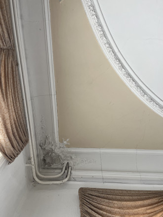Innenraum Südseite, Decke mit Stuckaturen und Gasheizungsrohre
