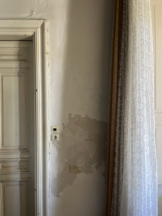 Innenraum Südseite, Detail Wand mit Steckdose und Türrahmen