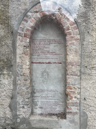 Spitzbogenfenster aus klösterlicher Zeit an der Westwand des Kirchengartens