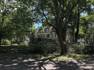 Ansicht der Villa vom Park aus.