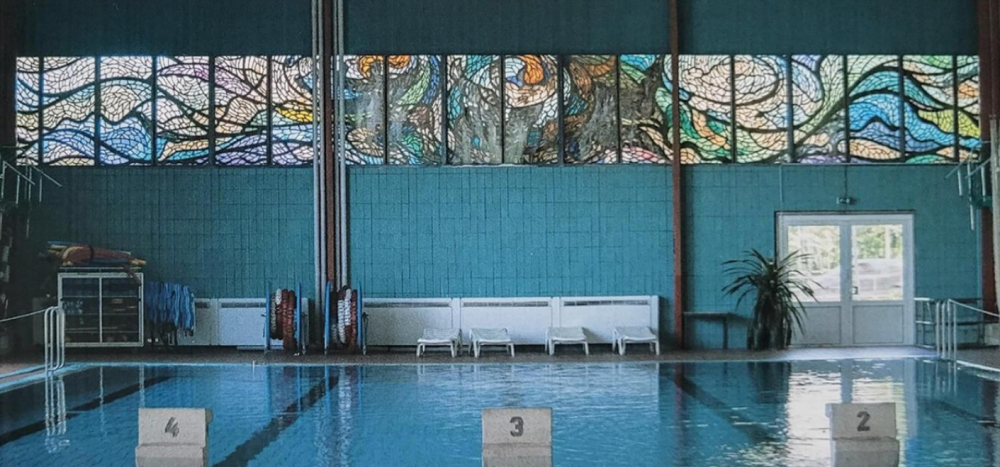 Glaswandbild vor der Schließung der Schwimmhalle 2018