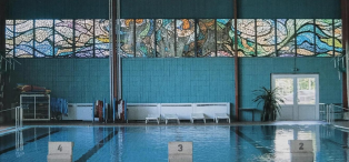 Glaswandbild vor der Schließung der Schwimmhalle 2018
