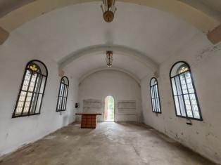 Innenraum mit Blick zum Ausgang
